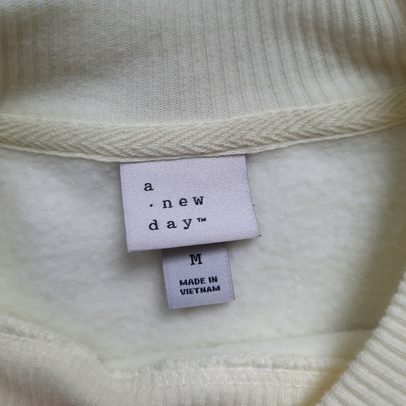 Target yellow pullover - Picture 2 of 2